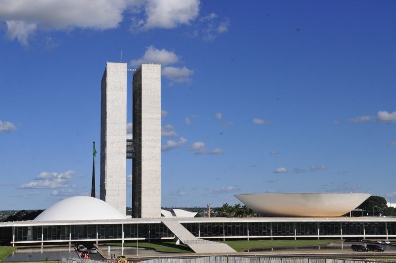 Assumirão os cargos hoje 513 deputados e 54 senadores: queda de braço para ficar com os postos mais importantes do Parlamento