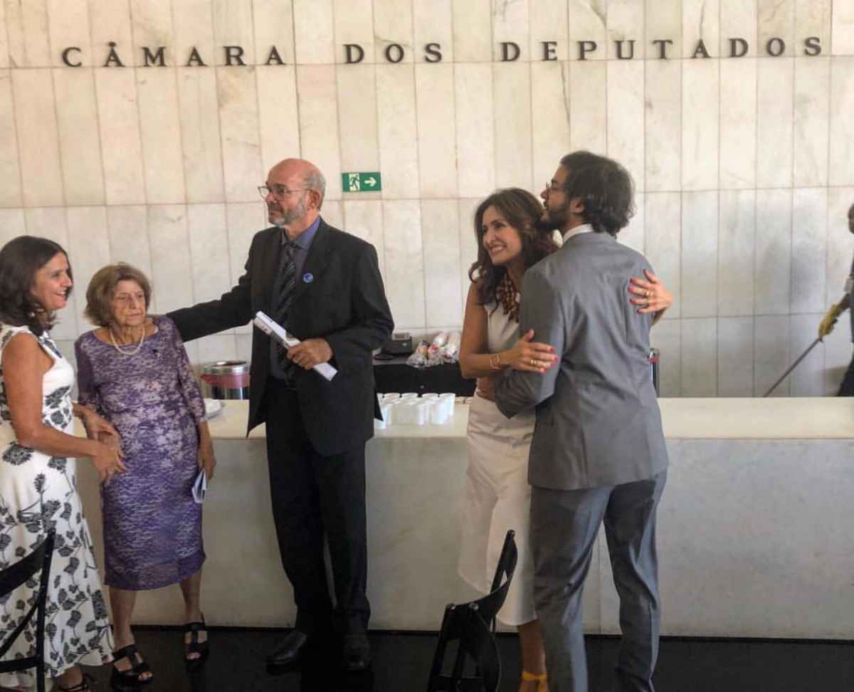 Entre as pessoas presentes na posse está a apresentadora Fátima Bernardes, que acompanha o deputado e namorado Túlio Gadêlha (PDT-PE)