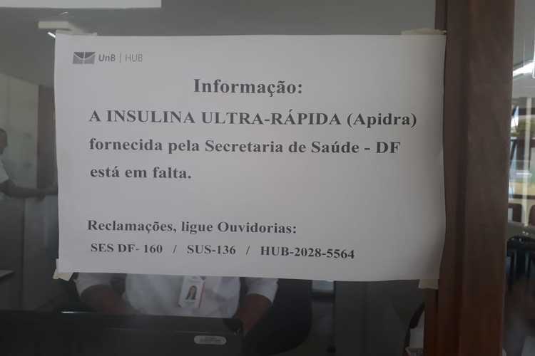 Aviso sobre a falta de insulina apidra na recepção da escola-farmácia do HUB.