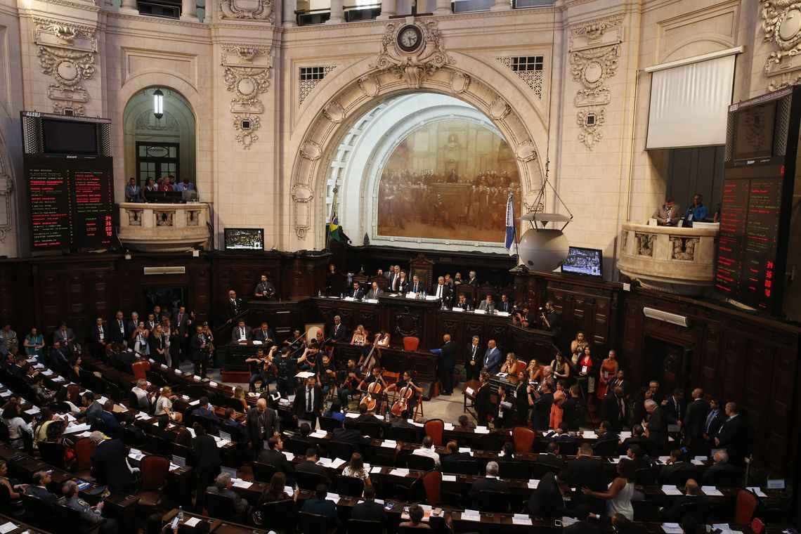 Apenas 64 dos 70 deputados tomaram posse