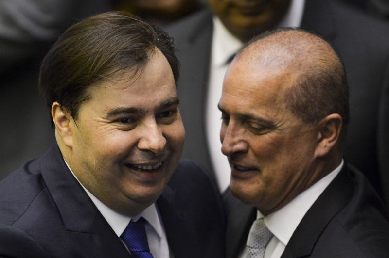 Rodrigo Maia e Onyx Lorenzoni se cumprimento após a reeleição do presidente da Câmara