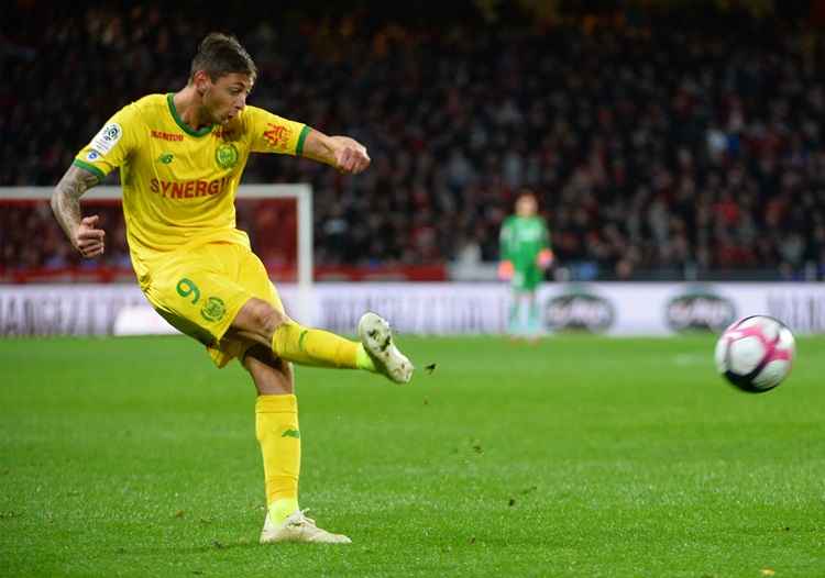 Operações de buscas ao avião em que estava o jogador Emiliano Sala são  suspensas