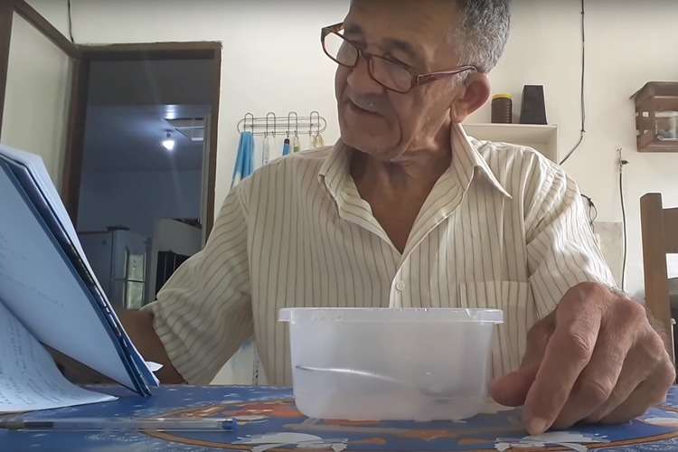 Seu Nilson seguiu a risca a receita para uma slime perfeita