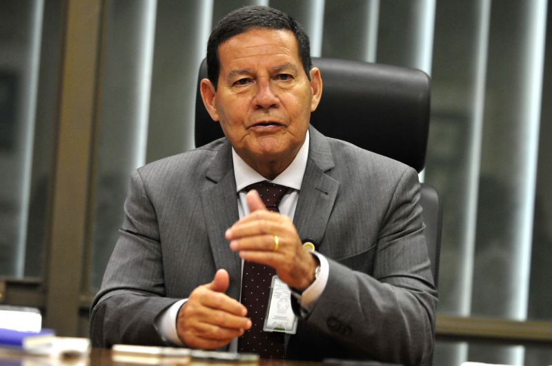 Na segunda-feira, Mourão já havia dito que Bolsonaro é contra estabelecer a mesma idade mínima de aposentadoria homens e mulheres e que concorda com ele