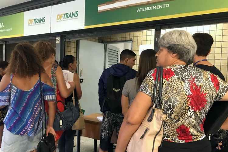 Alunos e pais aguardam atendimento em posto do DFTrans na Rodoviária do Plano Piloto