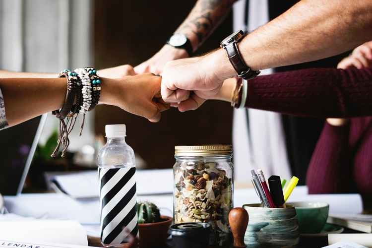 jovens reunidos em uma mesa