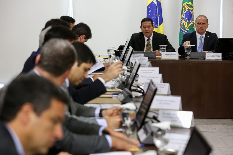 Na reunião do conselho, presidida por Hamilton Mourão, Onyx Lorenzoni pediu detalhes da reforma da Previdência: almoço com Maia e Alcolumbre