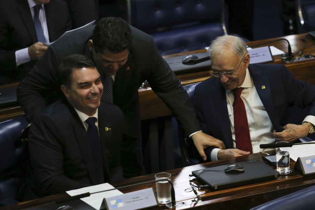 Davi Alcolumbre e Flavio Bolsonaro conversam no plenário