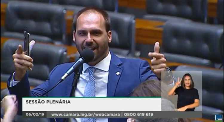 A fala de Eduardo mobilizou os parlamentares. Enquanto uma parte aplaudiu, outra vaiou