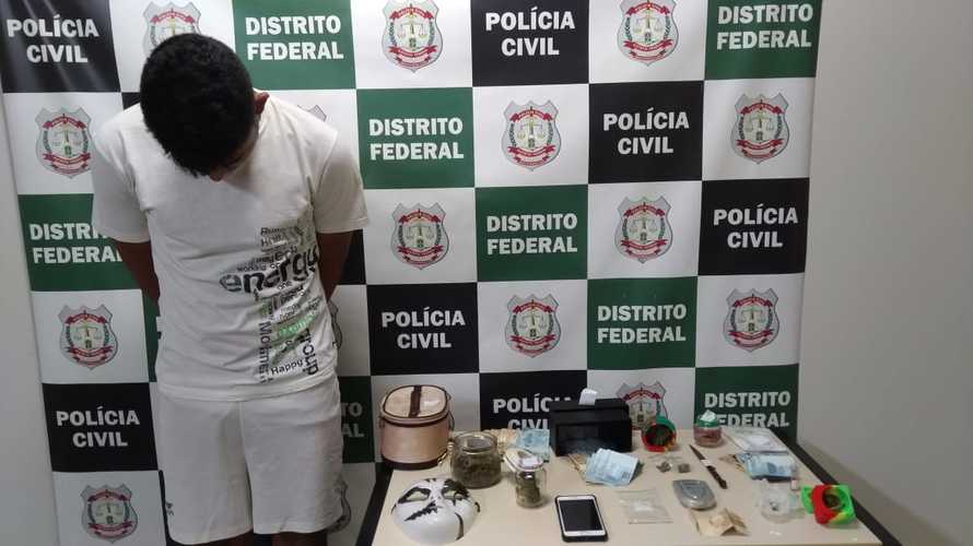 Na casa do jovem, a polícia apreendeu diversas drogas, além de R$4.450