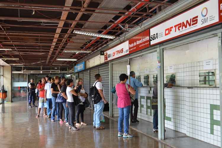 Pessoas em uma fila em frente ao DFTrans