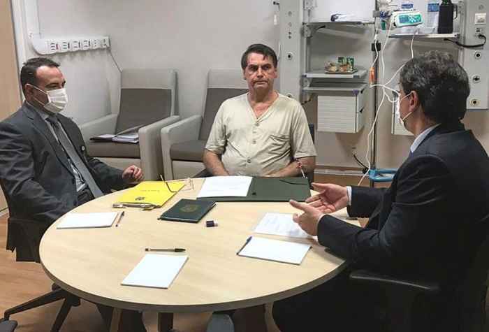 O ministro da Infraestrutura, Tarcísio Gomes de Freitas, esteve mais cedo no Hospital Albert Einstein, em São Paulo, despachando com o presidente