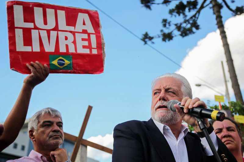 Corrente petista quer 'Lula Livre' como prioridade do partido