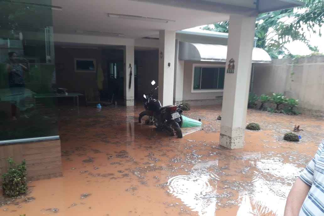 Casa na rua 3 em Vicente Pires ficou completamente inundada. Bombeiros foram chamados pois havia risco de choque elétrico