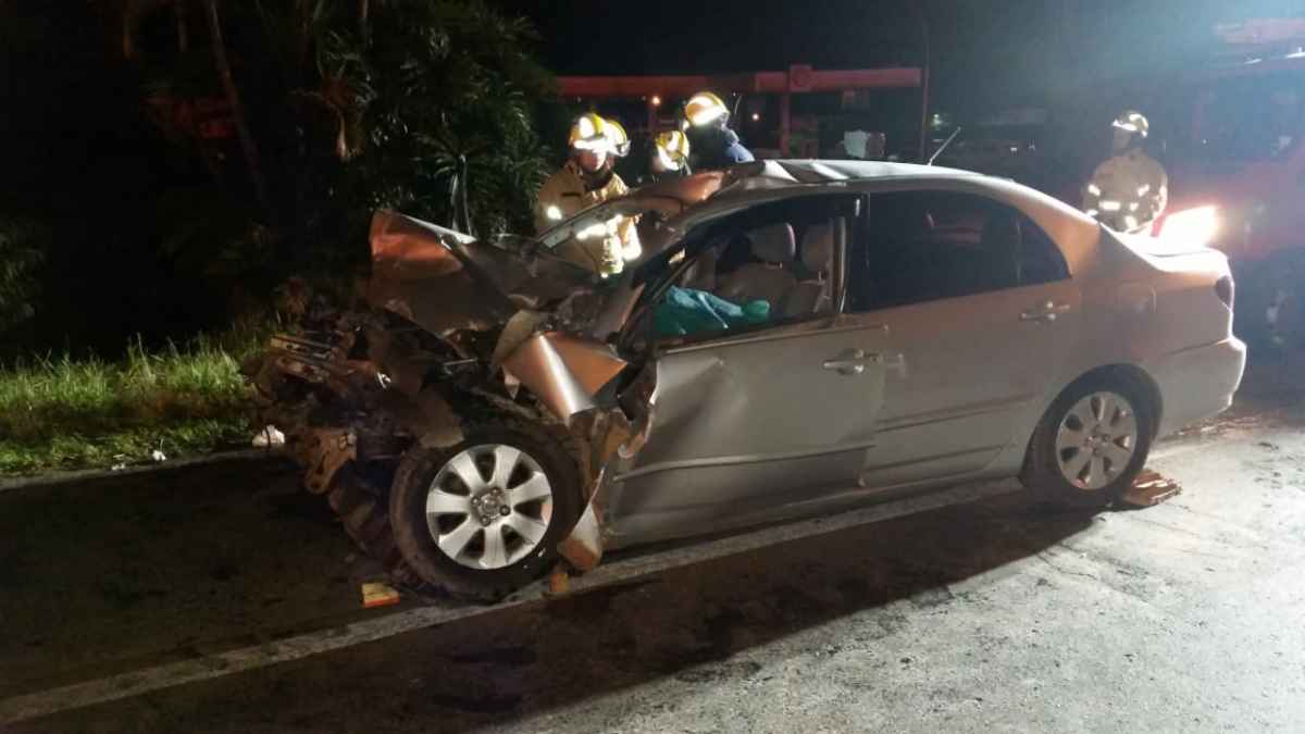 Além do motorista, uma outra vítima estava no carro, mas sobreviveu ao acidente