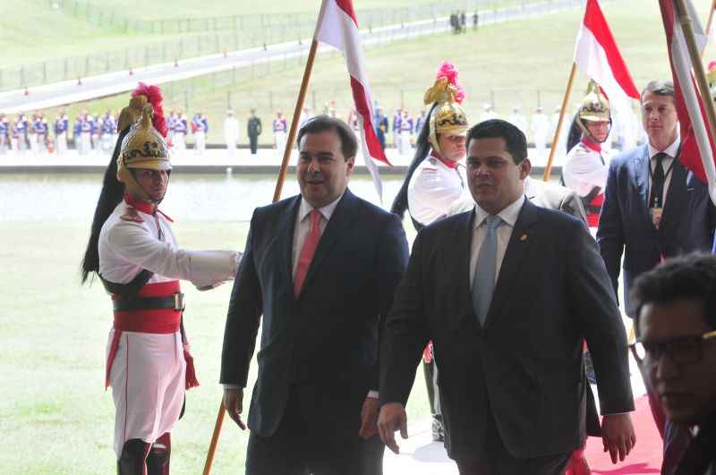 Presidente do Senado, Davi Alcolumbre (D), e da Câmara, Rodrigo Maia (E)