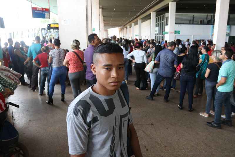 Josué toma dois ônibus por dia para chegar ao trabalho: transporte caro, mas sem segurança e sem conforto