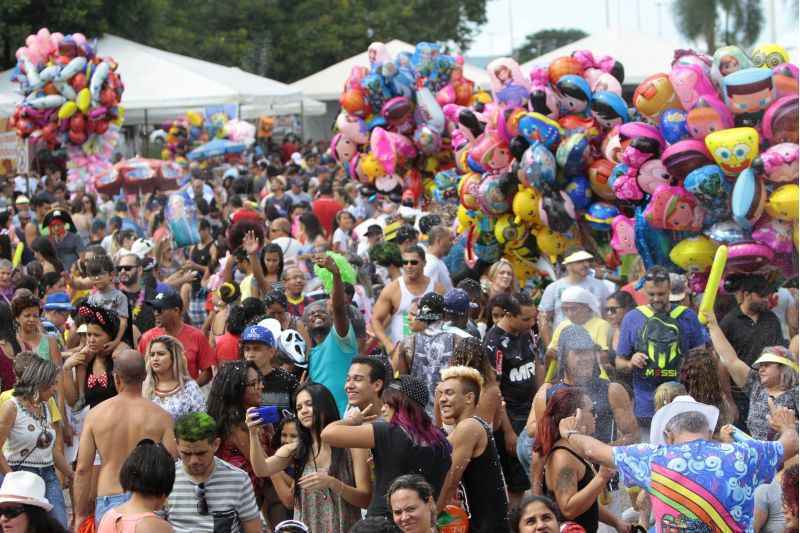 Milhares de foliões devem ir às ruas neste fim de semana