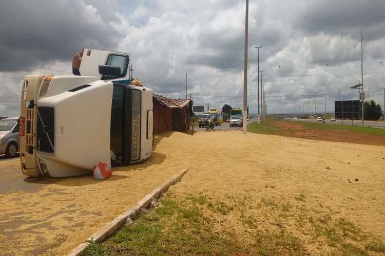 O motorista do veículo sofreu escoriações pelo corpo e um corte na cabeça. Ele recuou ser transportado ao hospital