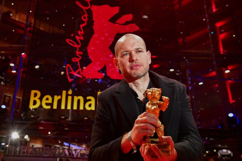 Diretor israelense Nadav Lapid posa com o Urso de Ouro para melhor filme de Synonymes