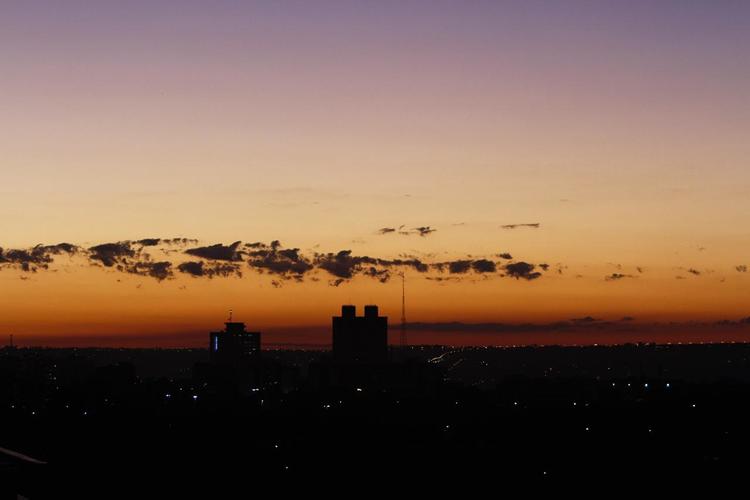 O céu deve permanecer nublado com pancadas de chuvas e trovoadas isoladas