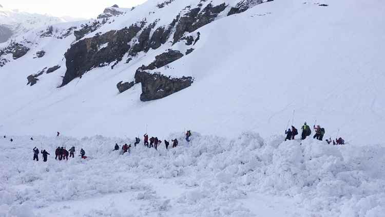 Avalanche na Suíça deixa quatro esquiadores feridos e desaparecidos