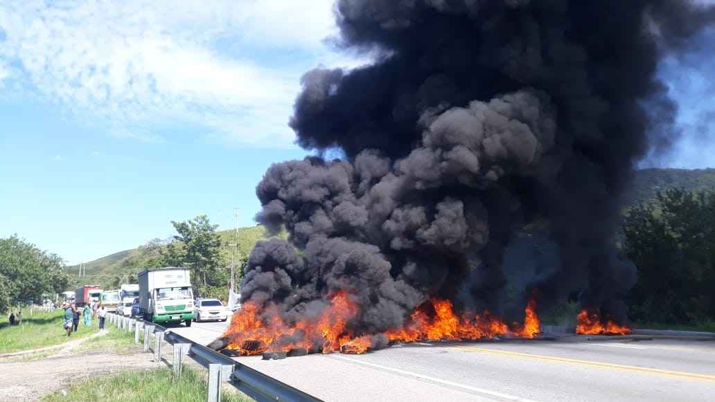 A Polícia Rodoviária Federal foi acionada e informou que a pista da rodovia foi fechada por causa de um protesto contra a reforma Previdenciária