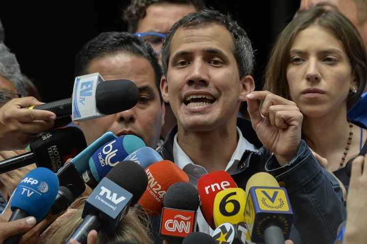 Guaidó vai à fronteira com a Colômbia garantir entrada de ajuda