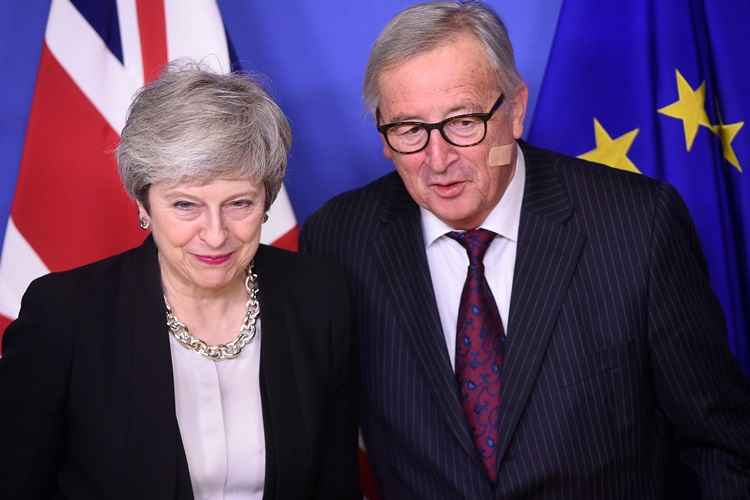 European Commission President Jean-Claude Juncker (R) welcomes British Prime Minister Theresa May (L) as she arrives at the EU headquarters in Brussels to hold a meeting on Brexit talks on February 20, 2019. / AFP / JOHN THYS