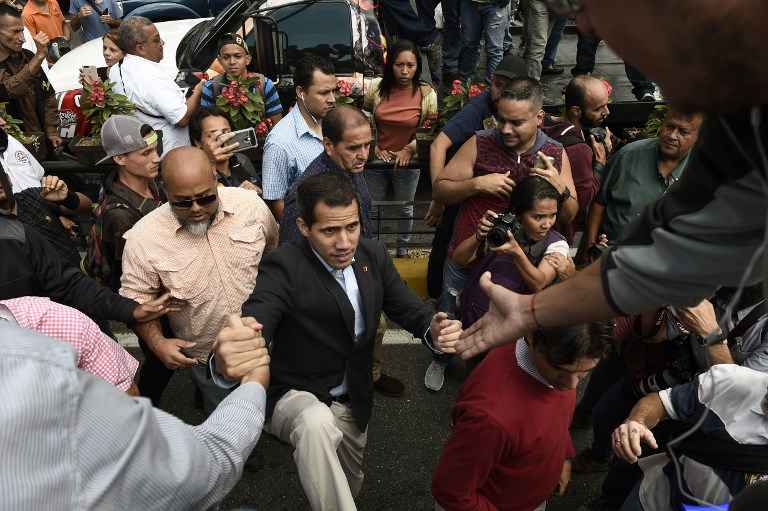 Guaidó lidera caravana rumo à fronteira com a Colômbia para ajuda humanitária