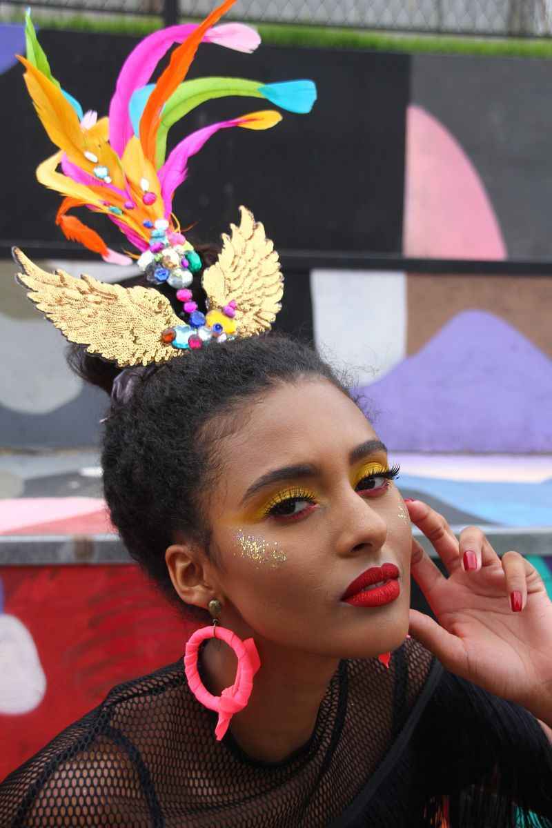 O glitter nas têmporas é praticamente uma regra da folia. No lugar do tradicional iluminador, essas partículas de brilho dão mais glamour ao visual. As versões biodegradáveis são ótimas opções para quem quer um carnaval sustentável e iluminado.