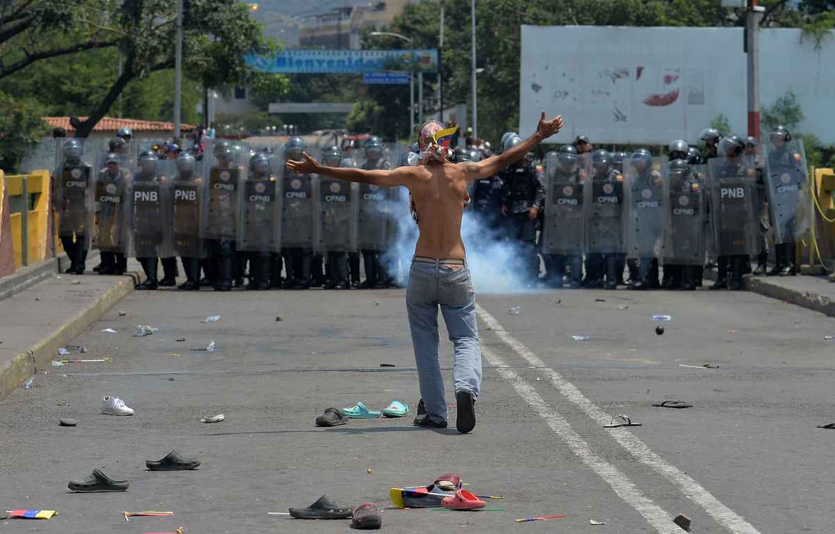 Manifestante venezuelano enfrenta exército na ponte Simon Bolivar entre a Venezuela e a Colômbia