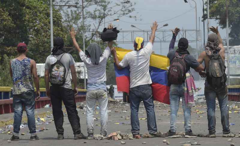 A Venezuela enfrenta a pior crise em sua história recente, com escassez de medicamentos e produtos básicos, e a inflação que obrigou a um êxodo de 2,7 milhões desde 2015, segundo a ONU