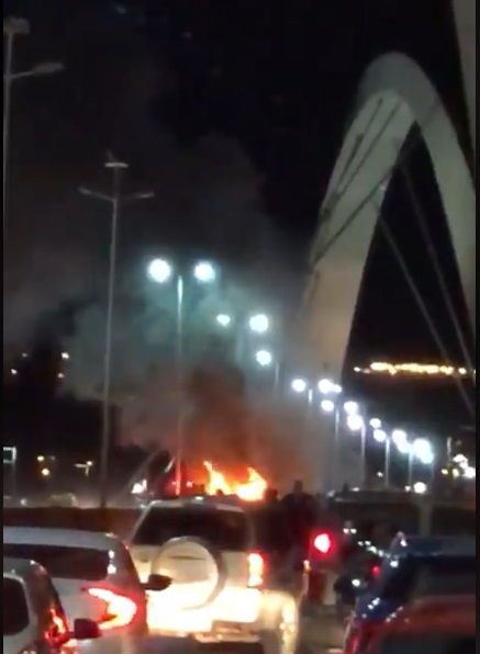 Carro pegando fogo na ponte jk