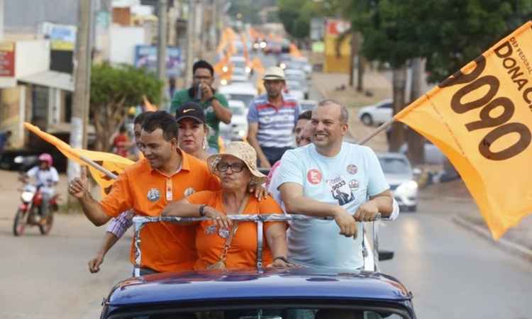 Dona Cida e Eurípedes Júnior, do Pros, em campanha em Planaltina de Goiás