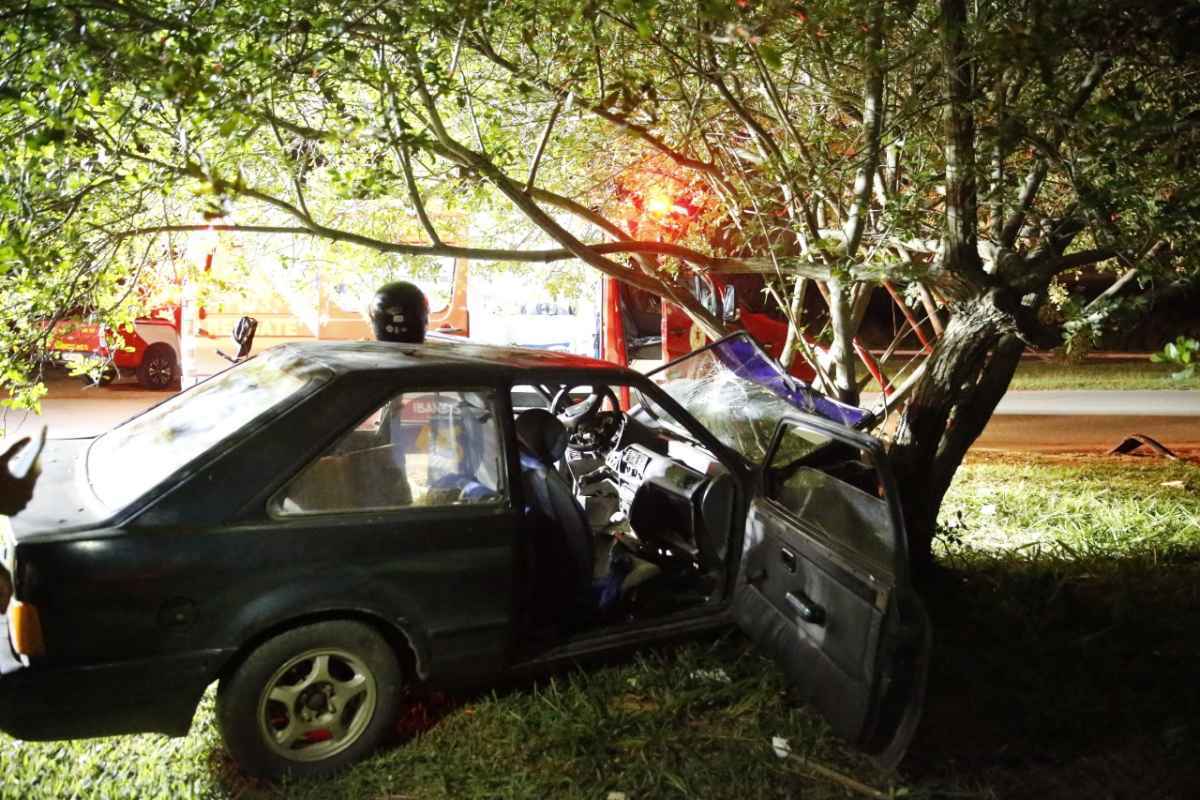 A vítima  dirigia um Ford Escort azul quando saiu da pista e colidiu com a árvore.