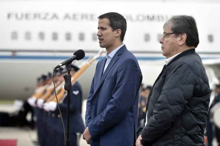 Juan Guaidó (E), ao lado do chanceler colombiano, Carlos Trujillo