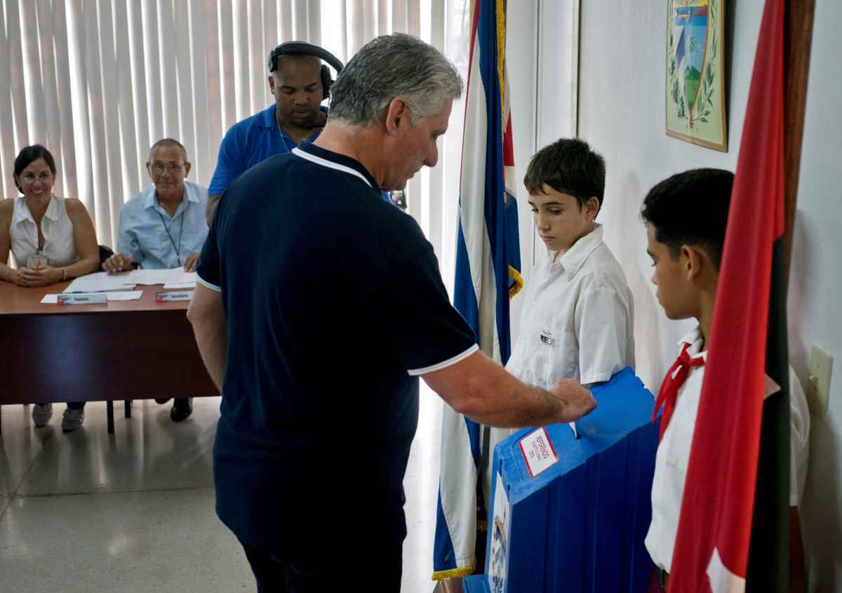 O presidente de Cuba Miguel Diaz-Canel realiza seu voto no referendo pela nova Constituição cubana