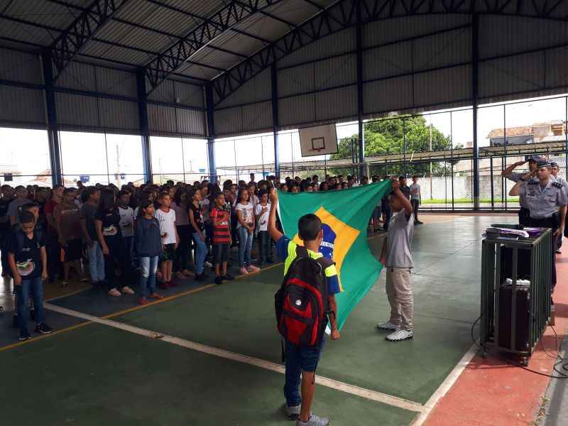 No Centro Educacional 308 do Recanto das Emas, alunos do 6º e 7º anos do ensino fundamental ficam perfilados para ouvir instruções da Polícia Militar e cantar o Hino Nacional