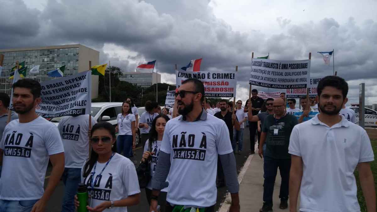 Servidores da Valec protestaram contra extinção da estatal ferroviária nesta terça-feira