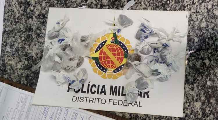 Foram encontradas 22 porções de maconha com o adolescente