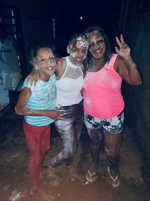 Rithiele ao centro com a mãe, Solange Souza, e a irmã, Shayane Souza