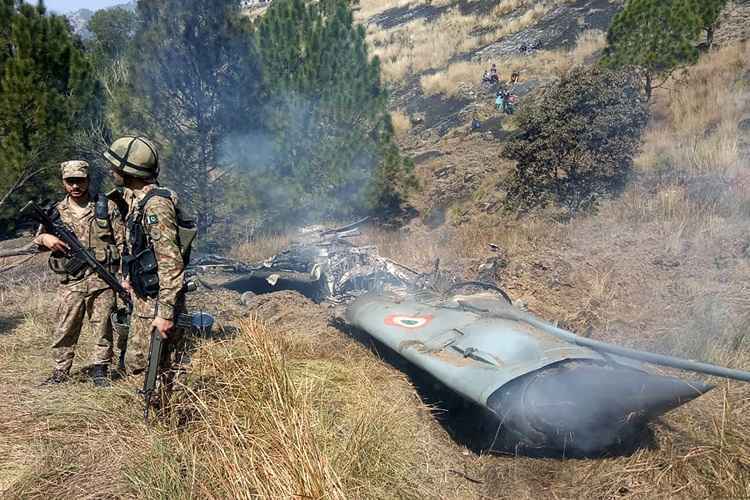 Tensão aumenta na Caxemira: Índia e Paquistão afirmam ter derrubado aviões