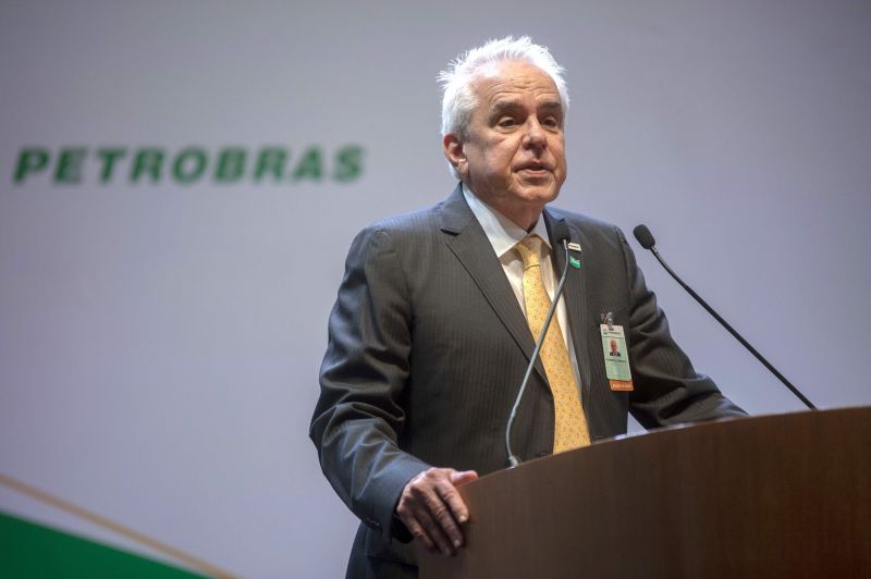 O presidente da Petrobras, Roberto Castello Branco, ainda anunciou que o conselho da empresa decidiu manter os salários de toda diretoria, inclusive o do presidente, com reajuste zero