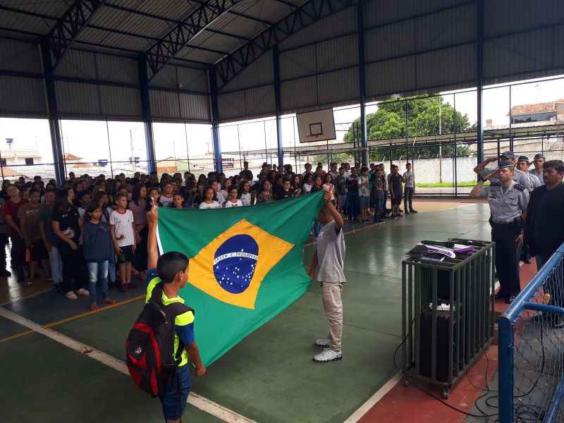 Alunos do 6º e 7º anos do ensino fundamental ficam perfilados para ouvir instruções da Polícia Militar e cantar o Hino Nacional