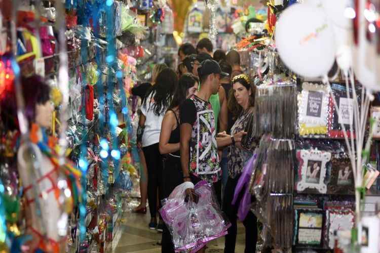 confira o que abre e o que fecha durante a folia de carnaval