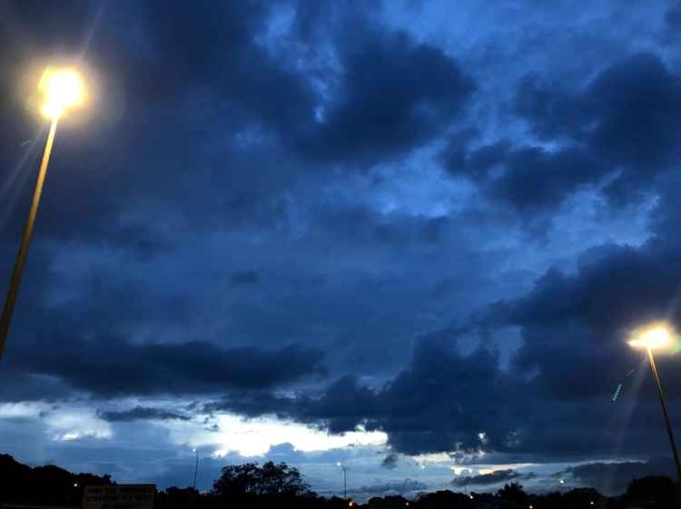 A manhã desta sexta-feira começou com o céu nublado