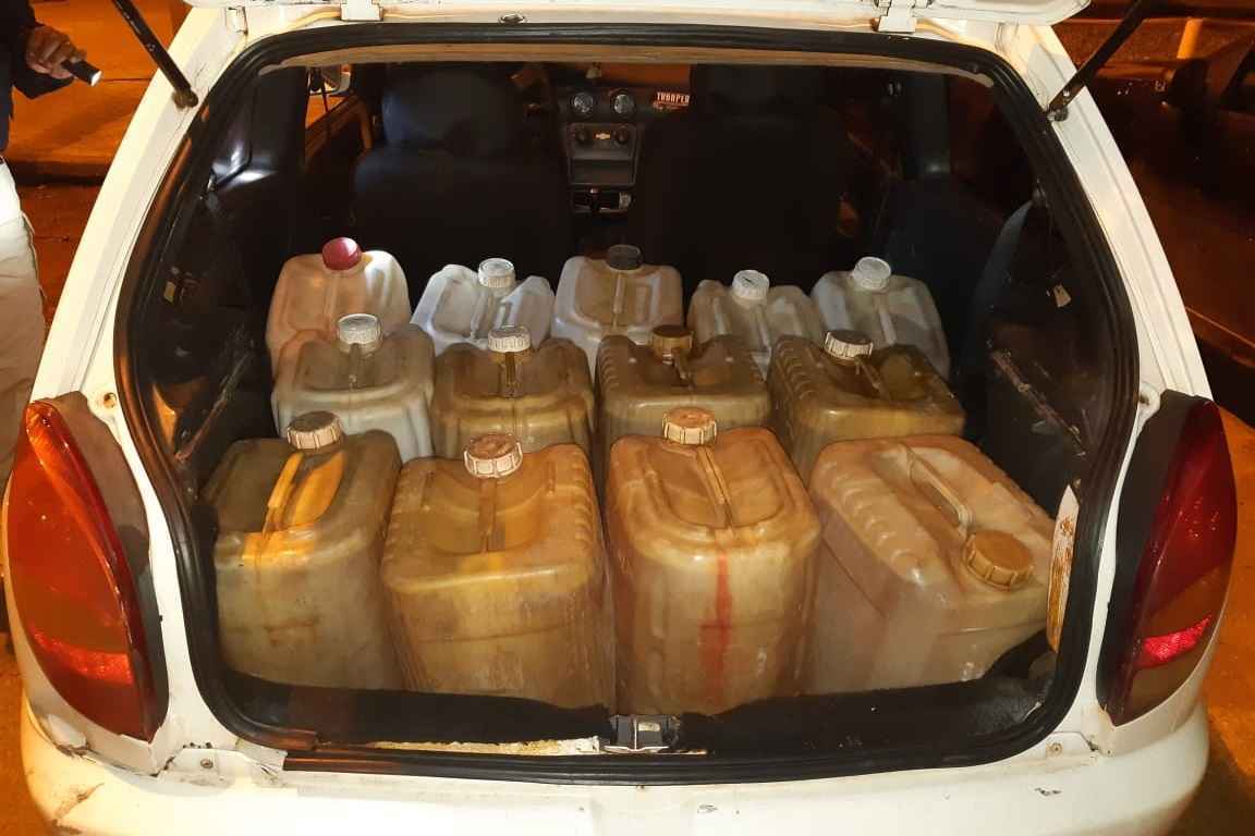 Dentro do carro de passeio, o homem levava cerca de 250 litros em 13 galões