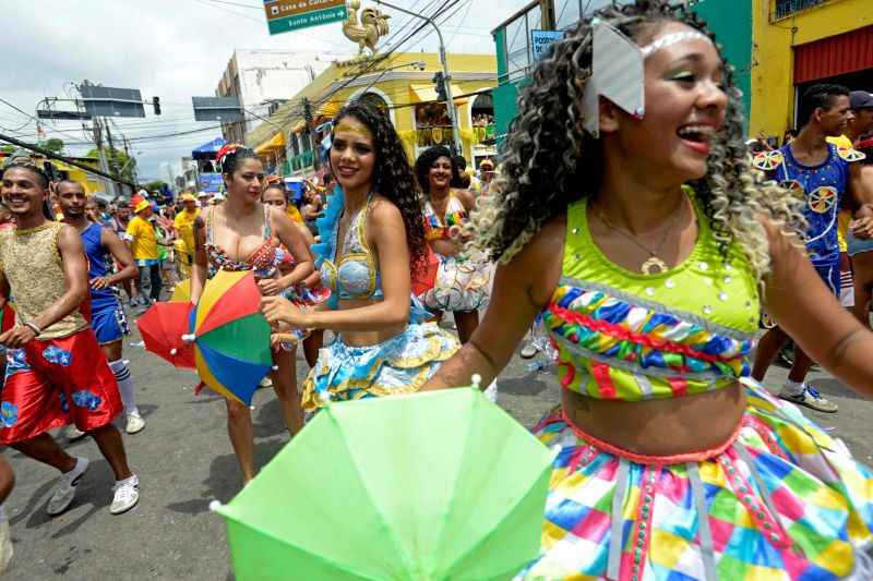 Este ano, o cortejo, que homenageia as mulheres com a música Frevo Mulher, de autoria paraibano Zé Ramalho, é cantada por Elba Ramalho, prima do músico