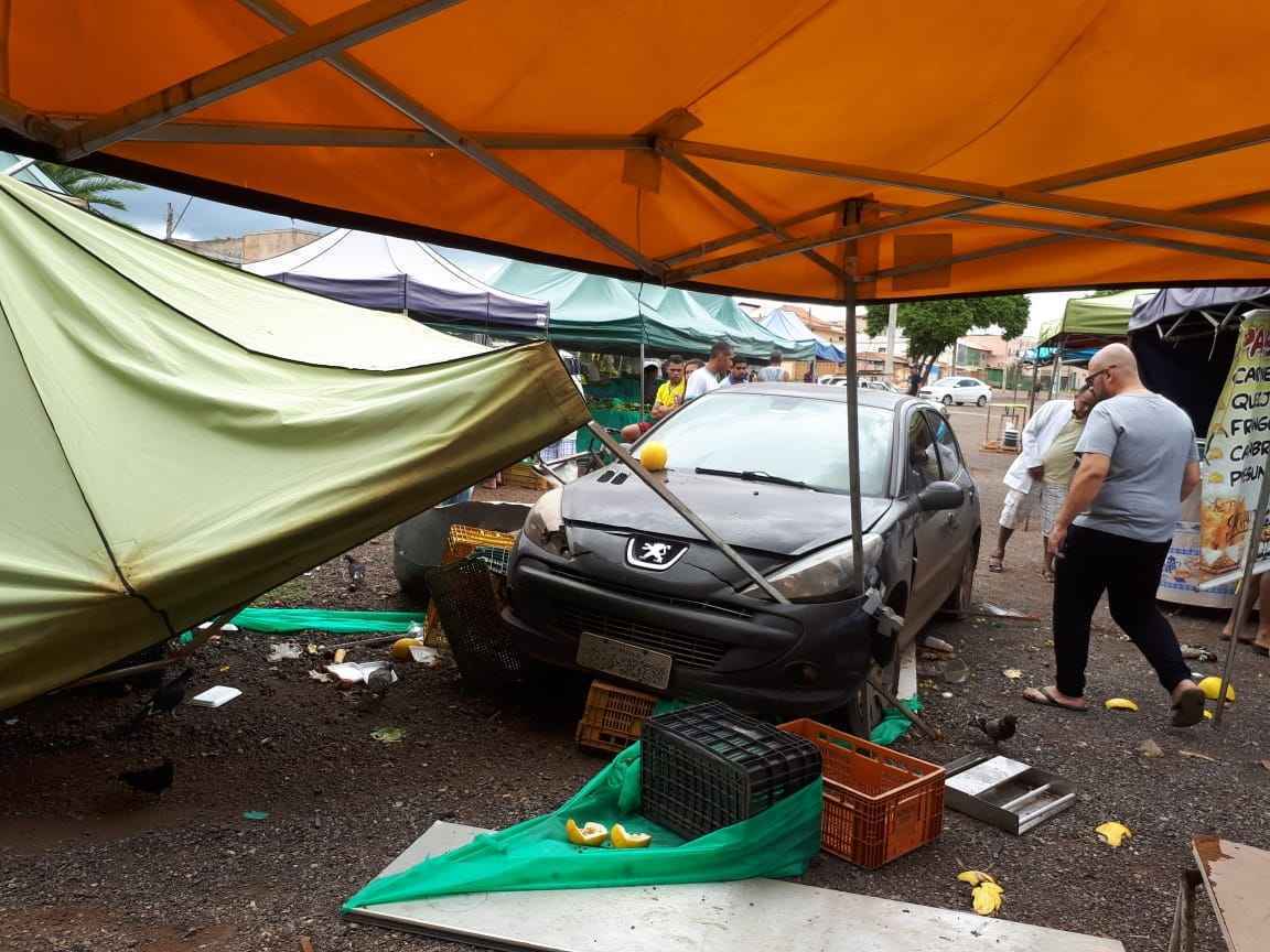 Carro só parou quando atingiu bancas de uma feira do Areal